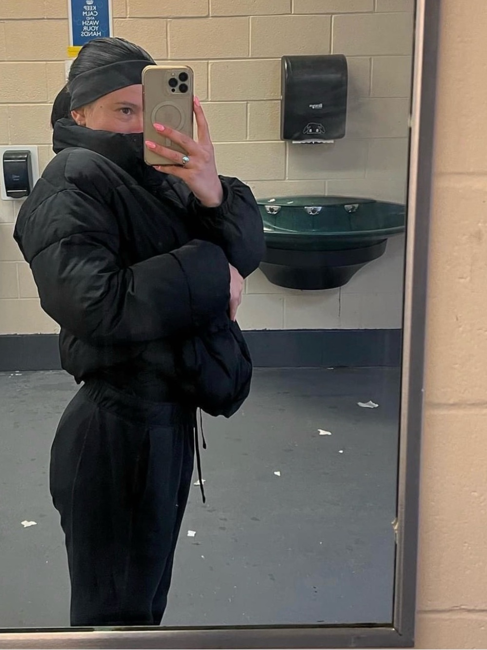 Nike Black Straight-Leg Athletic Pants with Subtle Swoosh